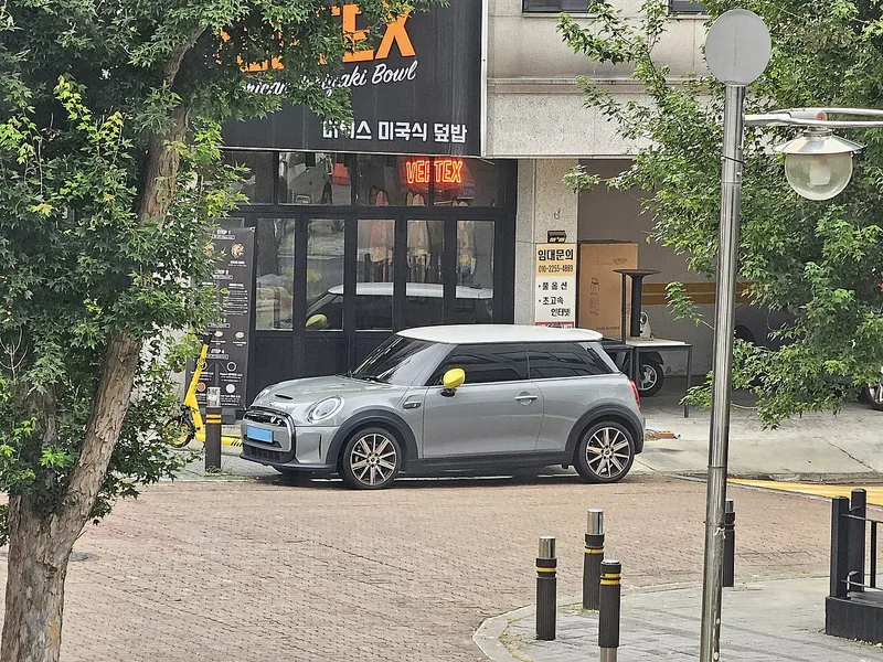 2025 MINI Cooper SE — electric vehicle available in Canada